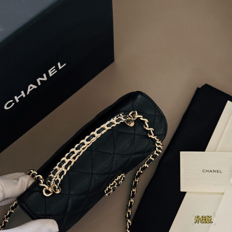 215 with packaging
size：19*10cm
Xiaoxiangjia 25skewly mobile phone bag
Kelly has made a comeback again
Little Kelly Grandma/Exquisite and Cute/
Putting down the phone is not a problem at all
Can be carried by hand or slung diagonally
The caviar cow...