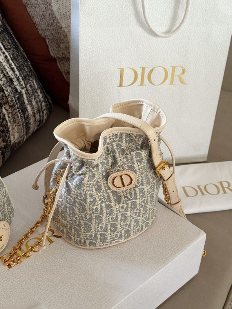 8eb3a91ff8.jpg 275 boxes
size:17*18cm
D's new small water bucket is here~
Get rich at first sight!
The new way to carry Xiaofu Bags! My armpits are really amazing
2025 new color scheme sea salt white "beautiful to the heart's nest