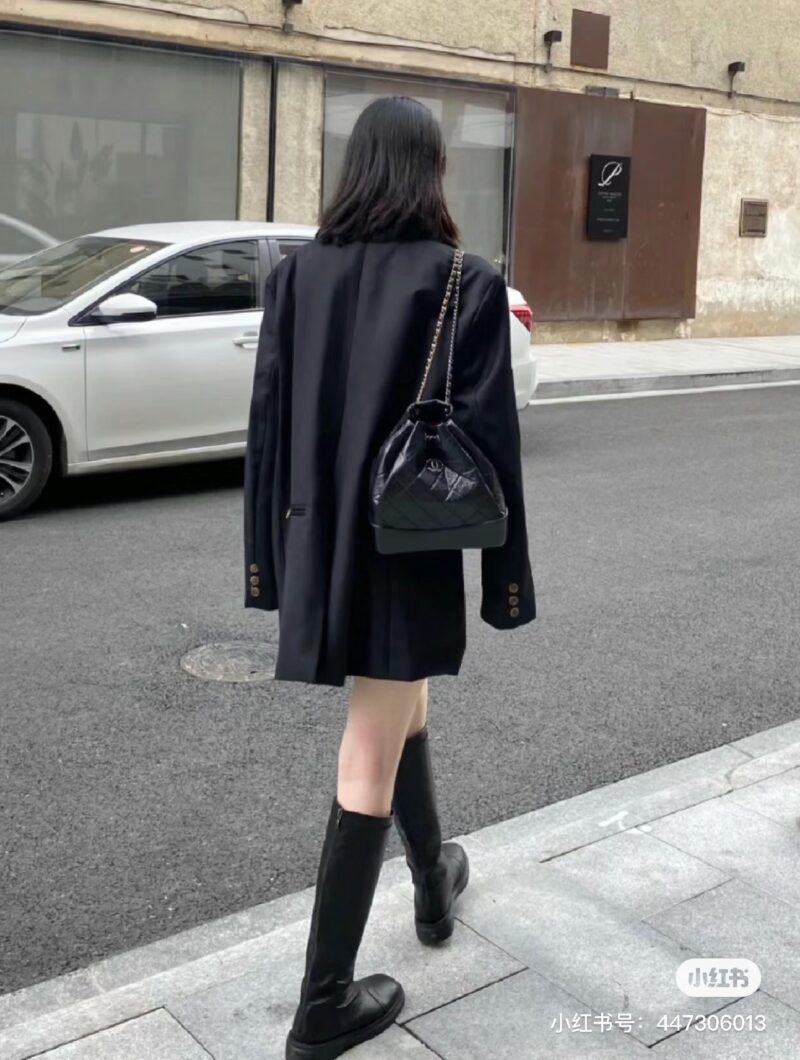 8eb7ab953c.jpg Chanel Wandering Shoulders | The ceiling of the backpack is not wrong
Liu Yifei, who likes pure black, can take a look
The magic of Chanel lies in its ability to combine casualness and delicacy without going against the norm
Classic small shoulders, ...