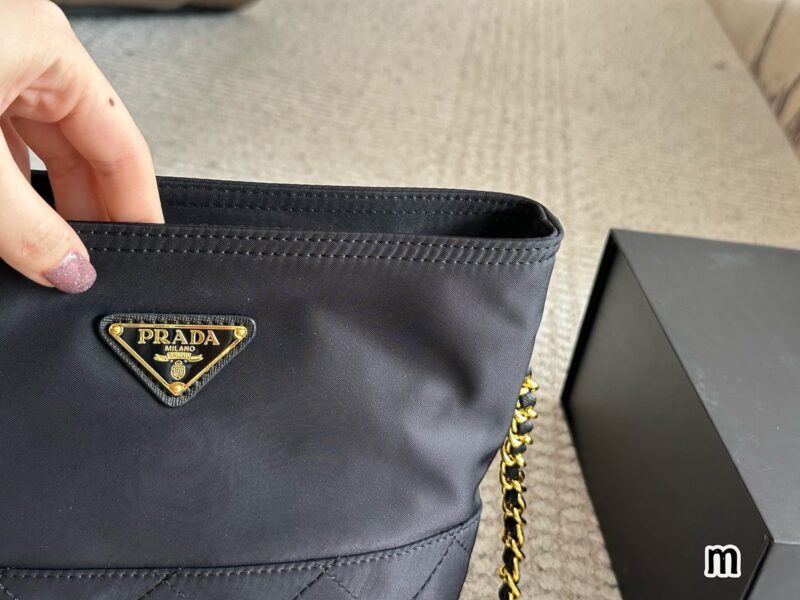 240 boxes
size：20cm
Prada Hobo Vintage Underarm Bag
Zhuzhu nylon chain bag of the same style!
Minimalist yet sophisticated chain bag
Being carried by the celebrity Zhu Zhu immediately became popular!
Nylon is lightweight, practical, durable, and ea...