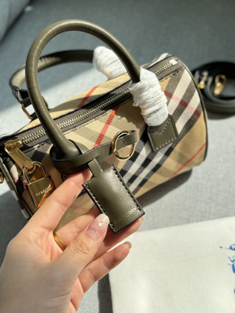 8ee0f2c3a8.jpg 200 fold box
size:18.5×12.5
Burberry plaid pillow bag, bowling bag, one shoulder crossbody handbag
BURBERRY, a bunch of cocoa and love pillow bags are here
It can be carried by hand and slung diagonally without violating the rules. That's it
This ...
