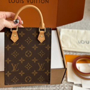 200 boxes
size：14×17×5cm
L Home Mini Shopping Bag
Lv music score package shipped
?? High order yellow skin! Upgraded version!
Can be carried by hand with long shoulder straps and crossbody straps
I instantly fell in love with it as soon as I ...