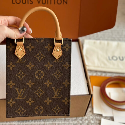 200 boxes
size：14×17×5cm
L Home Mini Shopping Bag
Lv music score package shipped
?? High order yellow skin! Upgraded version!
Can be carried by hand with long shoulder straps and crossbody straps
I instantly fell in love with it as soon as I ...