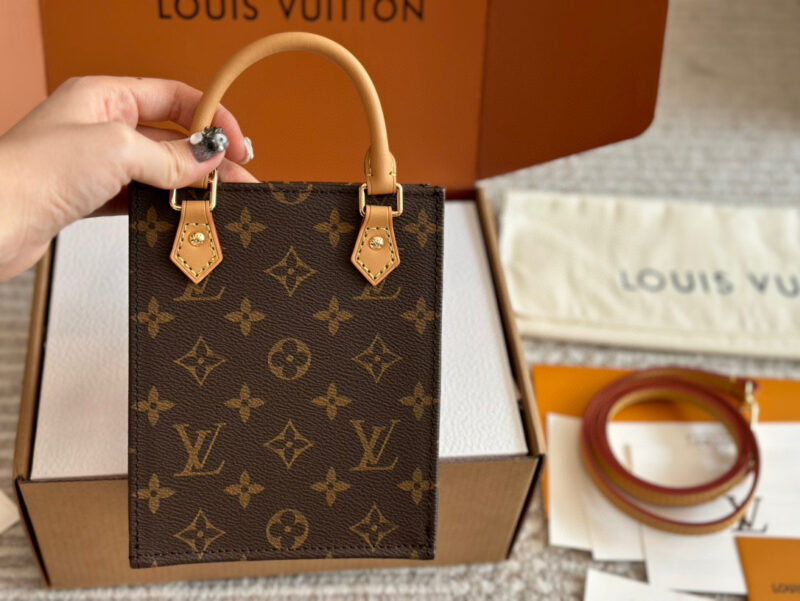 8eeb80ae67.jpg 200 boxes
size:14×17×5cm
L Home Mini Shopping Bag
Lv music score package shipped
?? High order yellow skin! Upgraded version!
Can be carried by hand with long shoulder straps and crossbody straps
I instantly fell in love with it as soon as I ...