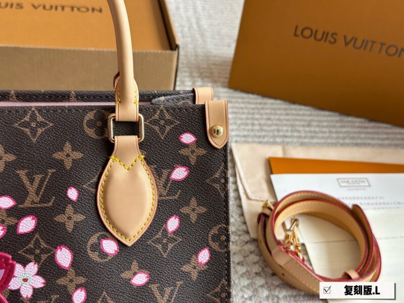 8efae5c509.jpg 245 Sakura Limited Edition
size:25*20cm
The highly anticipated
L Home OnTheGo Small Account
Finally, my dream has come true
Little sisters, look
This small tote is your life bag