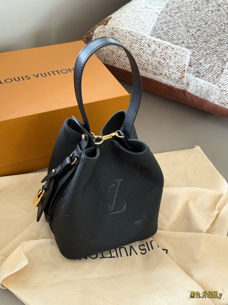 8f061362fa.jpg 235 box
size:18*16cm
ALL IN BB Heavy Attack/
Who wouldn't be confused after reading this!
I didn't expect to like it more and more as I watched it
There are two sizes of holes for L home AII IN BB
25ss bucket bag