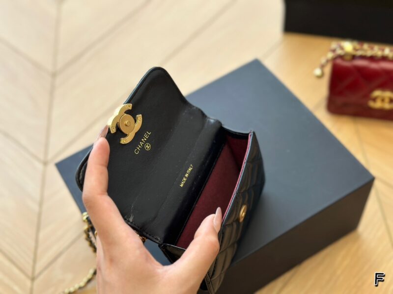 Folding box
Cute and explosive! The palm sized Chanel mini bag is so cute! This Chanel mini bag is really cute! The black square shaped bag with a chain and a small golden ball is a perfect eye-catching tool when walking on the road!! 12*9cm