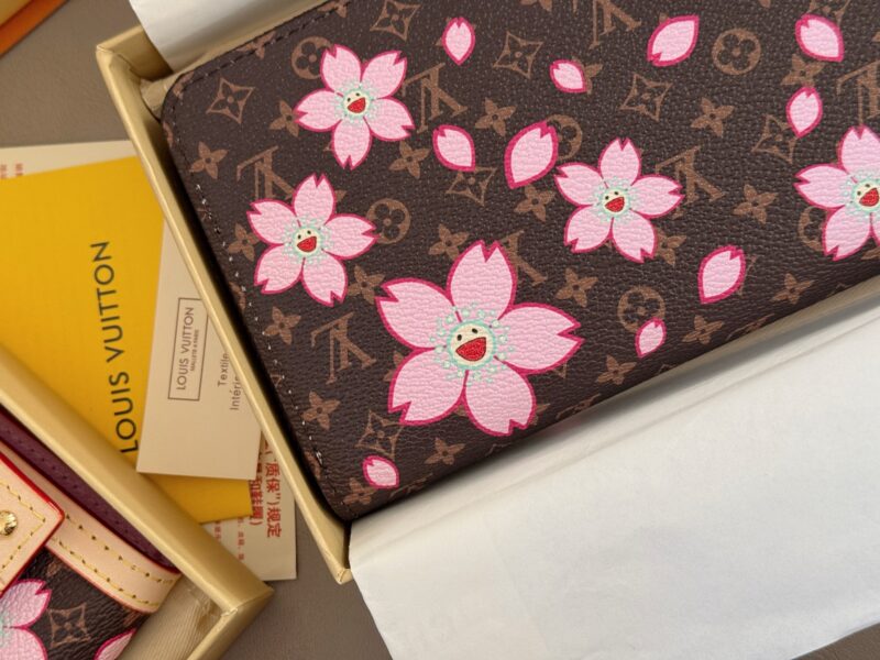 8f336a7755.jpg 160 boxes
size:19.5*10.5cm
L Family Sakura Flash Series Wallet
lovely! Easy to carry!
A wallet with constantly online appearance
Zipper style! Capacity is super okay