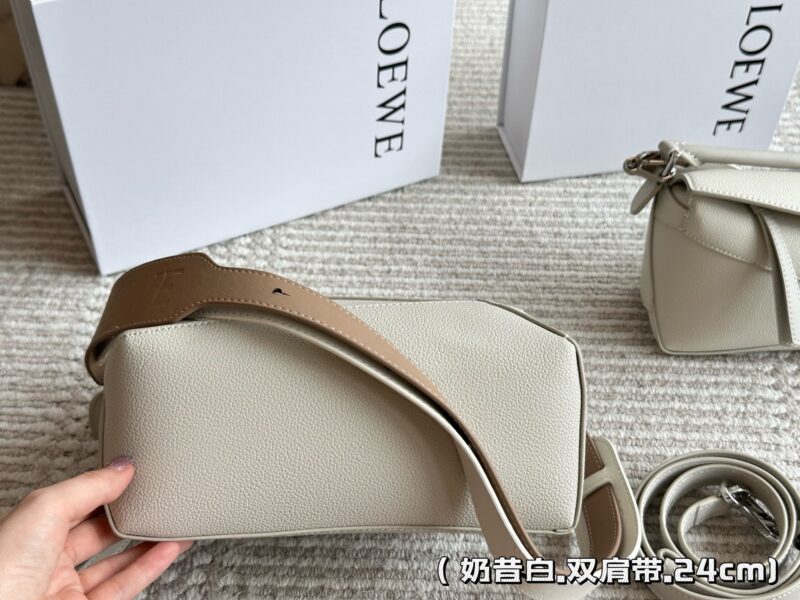 285 310 box
Size: 18 * 11cm (small size)
24 * 15cm (large size)
Loewe Geometry Package Puzzle
A very textured color,
Grey blue Puzzle Edge is very advanced!
?? Cowhide quality!
Completely hold on!
