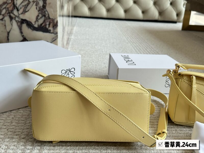 8f58922904.jpg 225 255 box
Size: 18 * 11cm (small size)
24 * 15cm (large size)
Loewe Geometry Package Puzzle
A very textured color,
Vanilla Yellow Puzzle Edge is very high-end!
?? Cowhide quality!
Completely hold on!