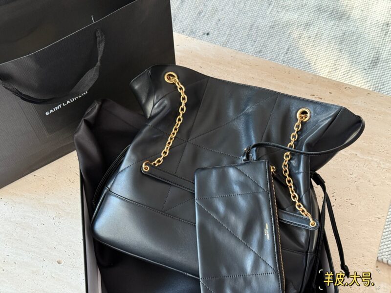 8f5f64f7c6.jpg 330 360 Boxless Sheepskin
Size: 27 * 29cm (small size)
35 * 35cm (large size)
YSL Yangshulin Shopping Bag
Too beautiful upper body, Jamie Large Pochon
The new model is so beautiful!
Back and body super fashionable! Can be on one shoulder or both shou...