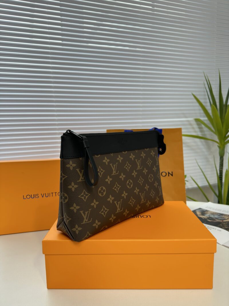 8f78fea35c.jpg Exclusive real-life shot of M82543 vintage Pochette Voyage Souple handbag with gift box. Made of soft Monogram Eclipse coated canvas, the classic Pochette Voyage handbag lines are outlined with rounded strokes, providing a comfortable and portable ex...