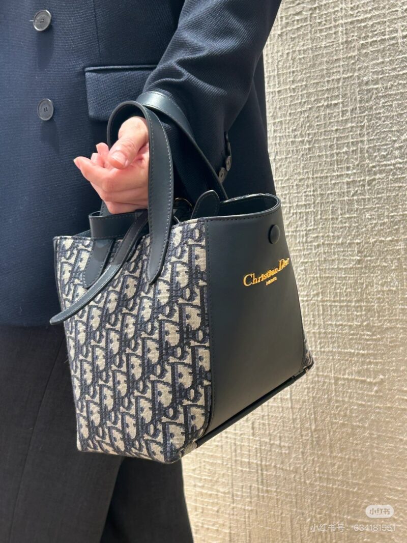 Dior has released another new bag
This water bucket is definitely the "practical king", made of full grain cowhide, ultra light, super large capacity, classic and versatile black gold, and filled with buffs