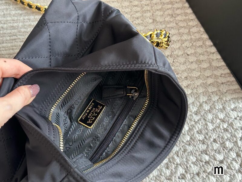 240 boxes
size：20cm
Prada Hobo Vintage Underarm Bag
Zhuzhu nylon chain bag of the same style!
Minimalist yet sophisticated chain bag
Being carried by the celebrity Zhu Zhu immediately became popular!
Nylon is lightweight, practical, durable, and ea...