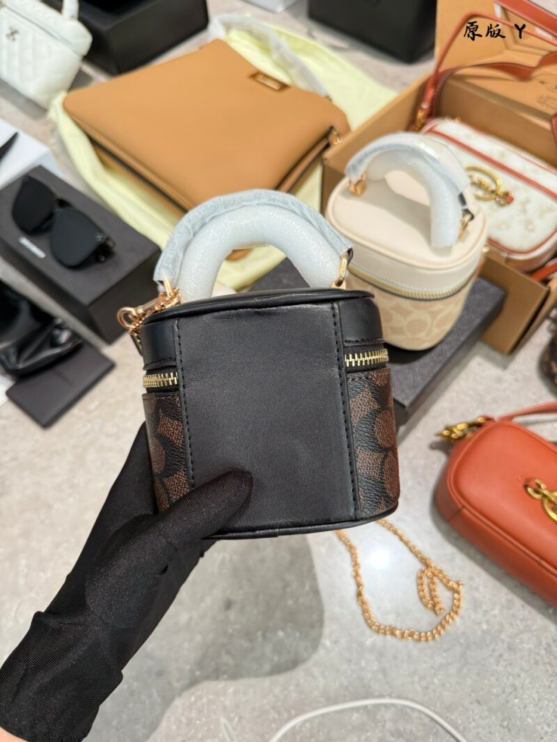 Actual delivery photo p245
Coach Coach's March New Product Ava Mini Waste Bag
#Coach has once again released a cute super small waste bag~Super O box bag, small body, big fashion, carrying attitude, carrying fashion.
Although the capacity is small, t...