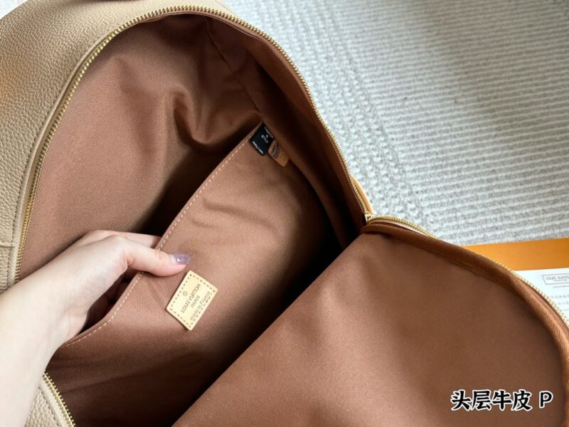 430 layer cowhide
size：32*43cm
The recently popular new backpack
Hobo cargo is on fire!
Because of the upper body! Exactly! Okay! Look!
L's latest backpack
High appearance and super practicality!!!
