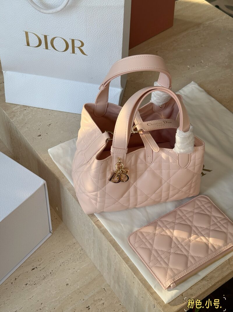 8fa1486eae.jpg 300 310 box upgraded version again
Size: 23x15cm (small size)
28 * 21cm (large size)
D's super popular Toujours shopping bag
I personally think the bag design is really durable!
New Pink~
Cool and cute~pink powder is tender and tastes foreign!