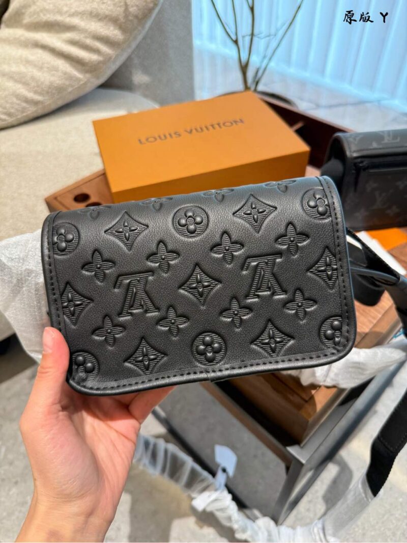 8fa24b821b.jpg Black flower p240 cowhide p260
This bosphore mini handbag is named after the brand's retro bosphore series from the 2000s, achieving comfortable carrying with simple lines and compact configuration, and showcasing classic meaning through a detachable...
