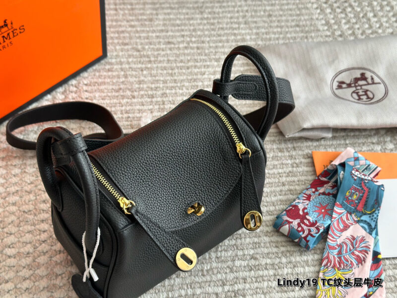 8fb77e46a5.jpg 300 sets of complete packaging
size:19*13cm
?? top layer leather!
H Home Mini Lindy
? Crossarm ? Hand carried!
A perfectly cute little one!