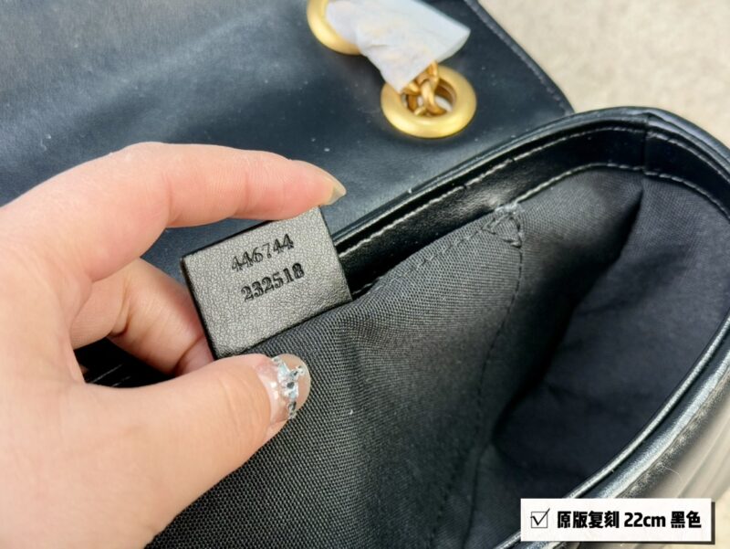 GG Marmont Puff Bag
The swollen shape of the bag looks like a cute little puff pastry
The soft and delicate leather will definitely fall in love
size ：22cm