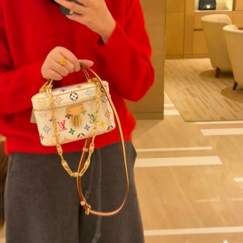 Both the handle and crossbody design are super beautiful!