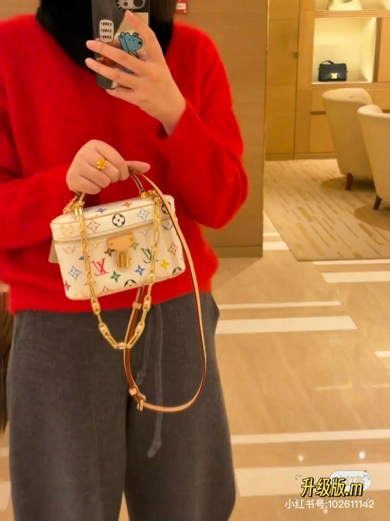 8fe5497581.jpg Both the handle and crossbody design are super beautiful!