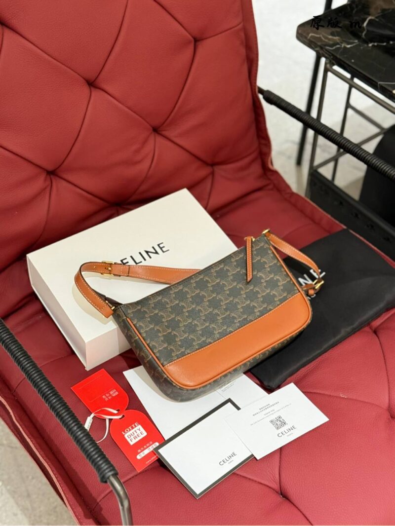 8fe60b3063.jpg Celine Underarm Bag P205
Celine/Celine Mahjong Underarm Bag#
The bag is more retro and recognizable, and it is very fashionable to carry it by hand or clip it under the armpit!! Although not suitable for crossbody, the shoulder strap can also be adju...