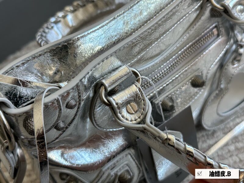 300 boxes
size：26*15cm
Parisian Maison Le Cagole
Pay tribute to the classic motorcycle bag series, the new heavy weight Rocket comes on stage la
Adjustable woven shoulder strap with additional eyelets
External leather card bag, heart-shaped hanging...