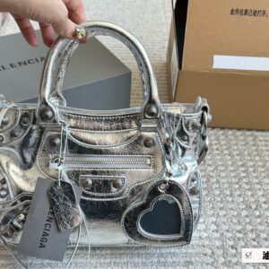 300 boxes
size：26*15cm
Parisian Maison Le Cagole
Pay tribute to the classic motorcycle bag series, the new heavy weight Rocket comes on stage la
Adjustable woven shoulder strap with additional eyelets
External leather card bag, heart-shaped hanging...