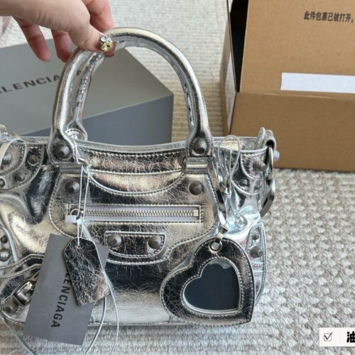 300 boxes
size：26*15cm
Parisian Maison Le Cagole
Pay tribute to the classic motorcycle bag series, the new heavy weight Rocket comes on stage la
Adjustable woven shoulder strap with additional eyelets
External leather card bag, heart-shaped hanging...