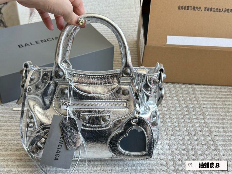 300 boxes
size：26*15cm
Parisian Maison Le Cagole
Pay tribute to the classic motorcycle bag series, the new heavy weight Rocket comes on stage la
Adjustable woven shoulder strap with additional eyelets
External leather card bag, heart-shaped hanging...
