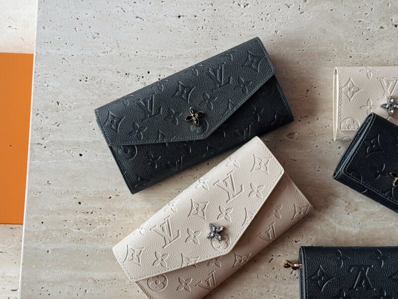 900a7a6487.jpg 165 boxes
size:19*10cm
L family cowhide long wallet
A daily change and card that is sufficient for going out!
A small one!
The packaging is very high-end ??)