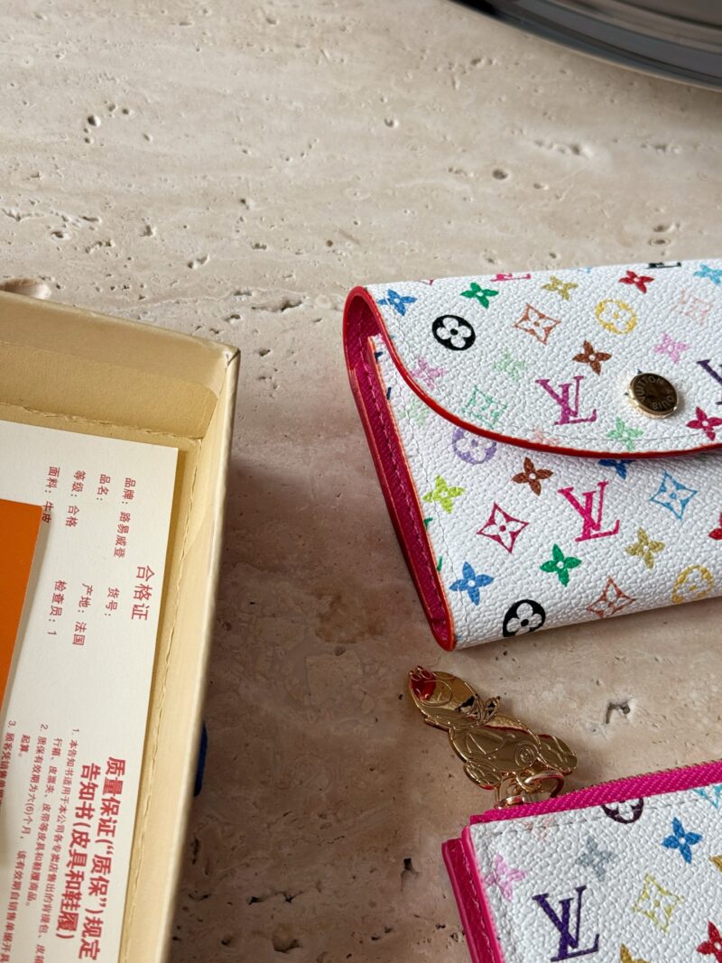 145 boxes
size：11*9cm
Cute things can heal everything
L's white tri colored coin purse
It's really outstanding
The oil and wax edges on both sides are very textured!
White tri color with a red lining! It's really amazing!