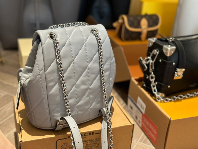 901760892a.jpg 260 replica version
size:20cm
C's backpack,
Light weight! Highly recommended!
?? I need it for a short holiday!
Search Coach Backpack