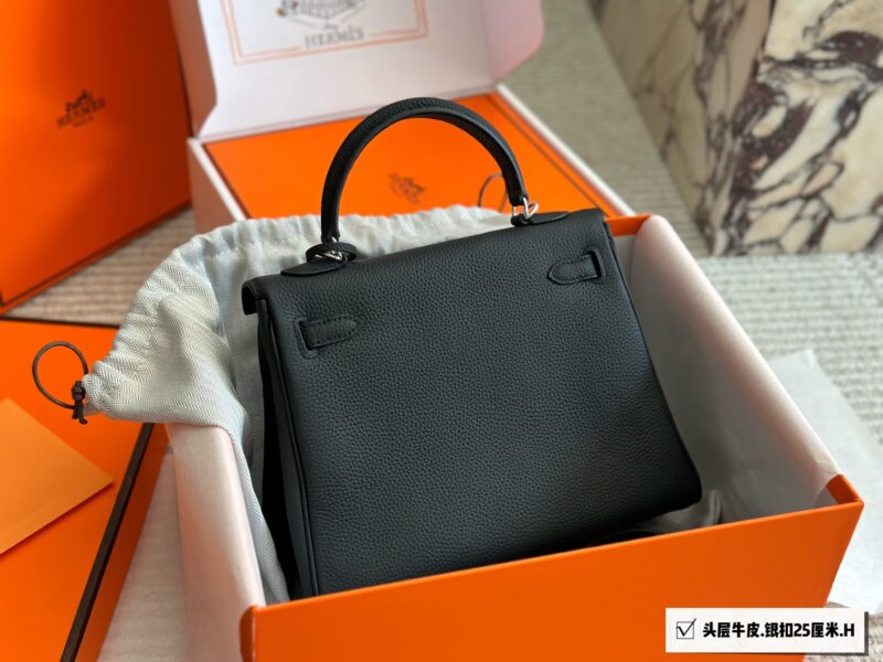 Full set packaging of top layer cowhide
Classic is Eternal 00 Hermes Kelly 25
Hermes Kelly 25 layer cowhide
The perfect fusion of black and gold, not only classic and versatile
It also reveals a low-key sense of luxury
Togo leather is soft and delica...