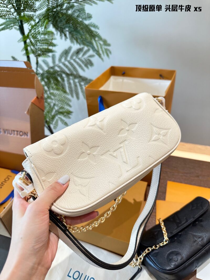 First layer cowhide original single p330
Cute bag shape yet full of elegant temperament folding box! Size 22.11
Lv Ivy Mahjong Bun
Cute bag shape yet full of elegant temperament combined with exquisite and fashionable chain underarm back
A crossbody...