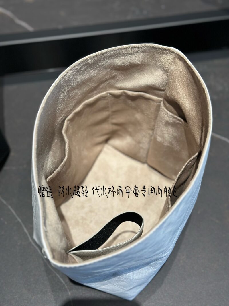 Comes with a waterproof and ultra light replacement cup, umbrella cover, and a special inner liner bag that can store small things neatly and thoughtfully