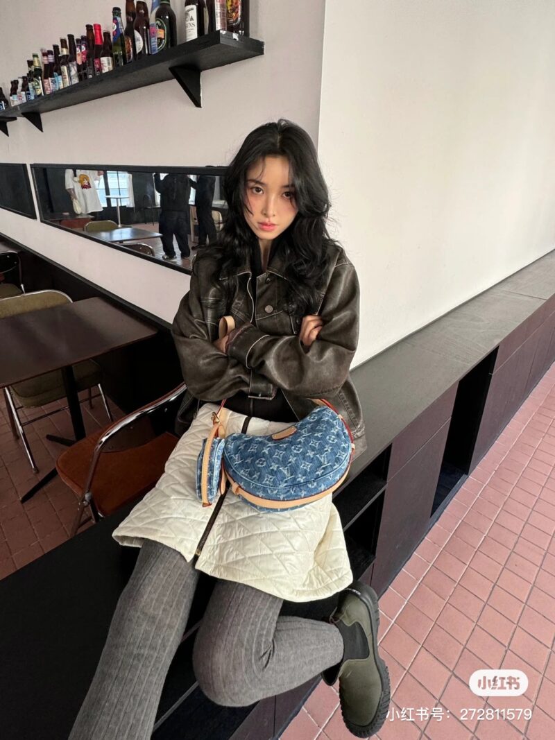 [Spring Light Dressing] Denim Charm
[Croissant MM Pea Bag] The 2024 early spring denim series has made a hot debut, and one of the highlights of the two-piece set is the addition of a small coin purse, which can also be used as an extra pocket.
Monog...