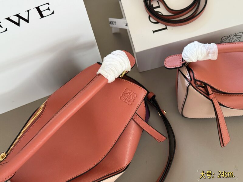 90cb86d0a8.jpg 225 255 box
Size: 18 * 10cm (mini)
24 * 15cm (large size)
Loewe Geometry Package Puzzle
Truly cannot be missed,
?? Cowhide quality!
Completely hold on!
Puzzle cranberry color blocking
Even high-level ones have to overflow