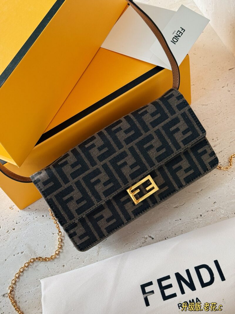 90d62c8cef.jpg 225 box upgrade version
size:21*12cm
Exquisite and trendy FENDI woc
F Family Wealth Pack
A chain shoulder strap and a thin leather shoulder strap can be worn as a single shoulder crossbody, and can also be twisted under the armpit
Super practical