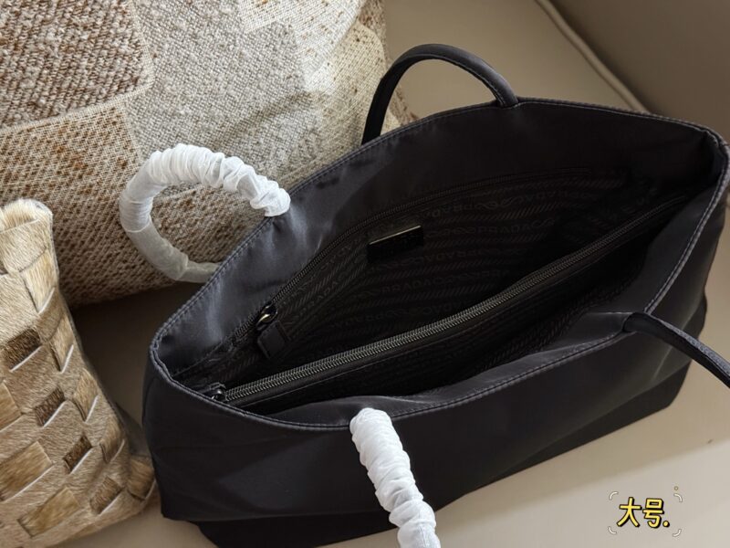 90dfd1e77f.jpg 190 without box
Size: 32 * 28cm (small)
36 * 30cm (large)
The evergreen tree of the medieval era
Minimalist daily practicality
Prad Handheld Underarm Tote
Black recycled nylon handbag shoulder bag
Practical lightweight commuting bag basic model!