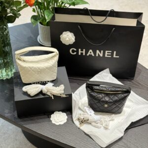 Bento bag p235
Chanel Chanel 25C Carefully Selected
The whole internet knows that the price of 24C has been indirectly adjusted. Although this cute lunch box bag belongs to small leather goods, the price allows me to climb Chanel again. It is also a ...