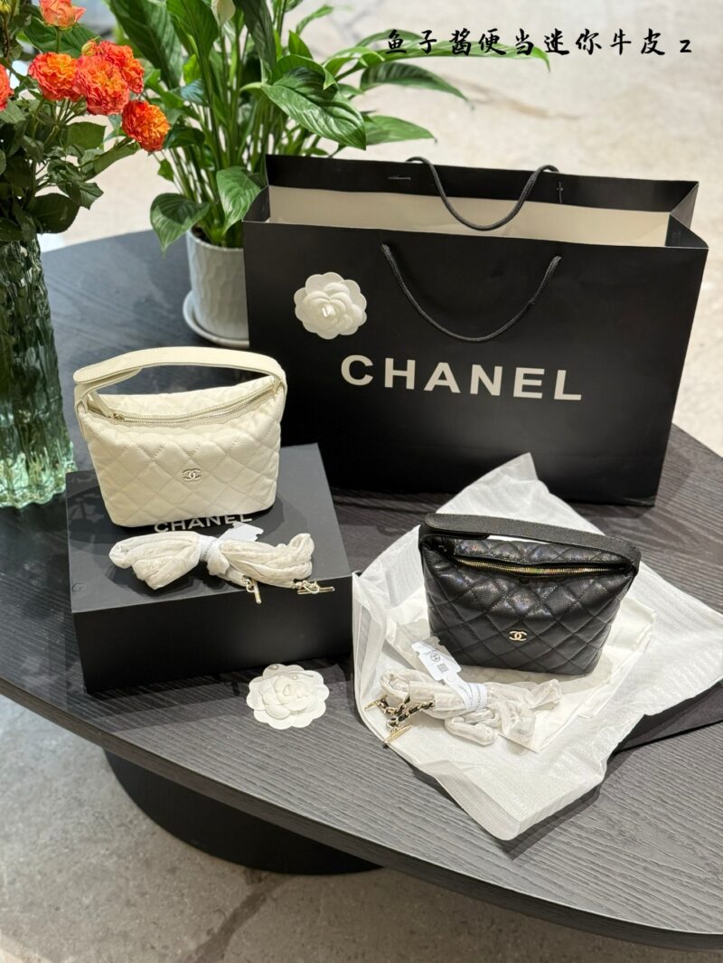 90e37b2d66.jpg Bento bag p250
Chanel Chanel 25C Carefully Selected
The whole internet knows that 25 has indirectly adjusted the price. Although this cute lunch box bag belongs to small leather goods, the price allows me to climb Chanel again. It is also a popular b...