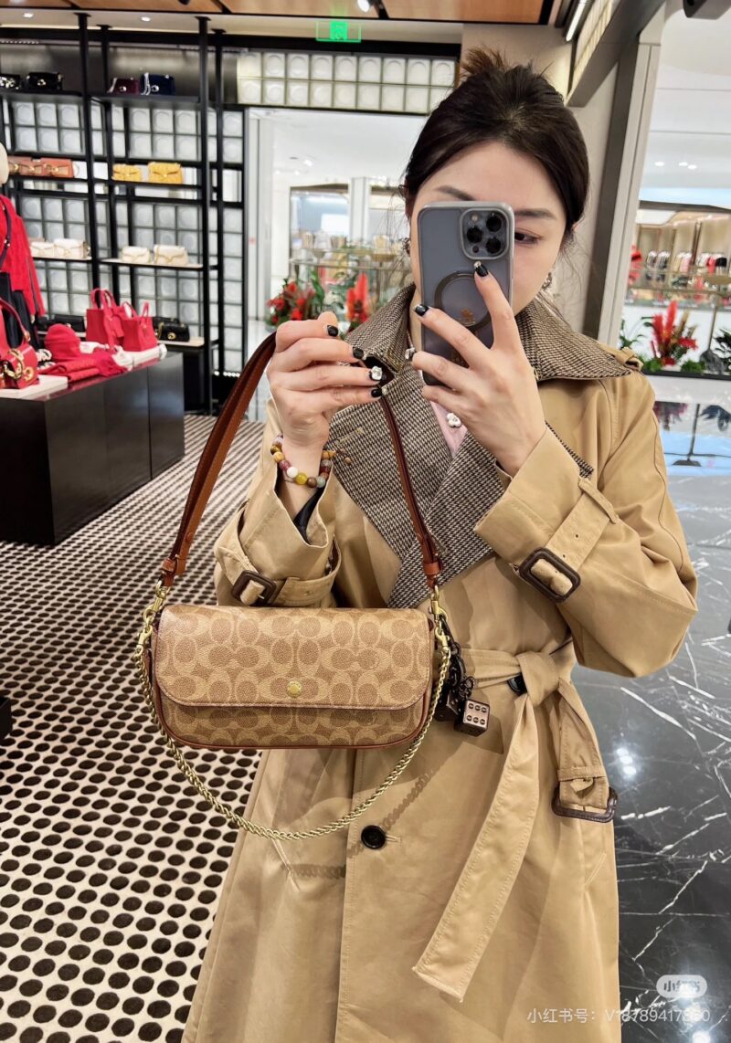 Coach's New Year's bestseller is here~
Many sisters like the brook flap chain
I am willing to become the god of cost-effectiveness for Coach for 25 years!!!
Compact and exquisite Working, commuting, leisure, and going out of the street are no problem...