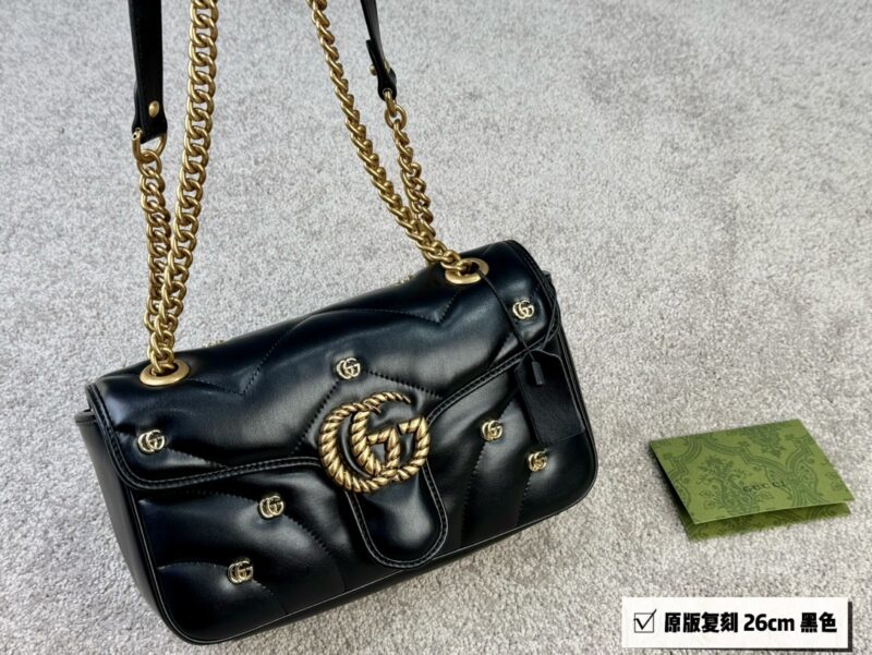 GG Marmont Puff Bag
The swollen shape of the bag looks like a cute little puff pastry
The soft and delicate leather will definitely fall in love
size ：26cm