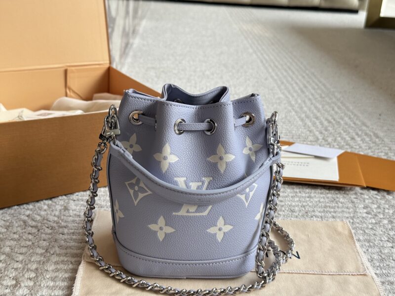 9117c3d268.jpg 225 boxes
Upgraded version
size:13*16cm
LV new nano purple small water bucket
The upper body size is just right!
Finally arrived at my favorite color!