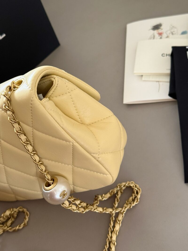 9147a3dbe4.jpg 230 box
size:20*13cm
Xiaoxiangjia CF Double Pearl Bag
Size 20.5x13x6.5
No need to say more, it's perfect!
Easy storage for both large and small phones!
Both sides of the pearl can be adjusted
The chain can become longer and shorter!
Underarm hand-h...