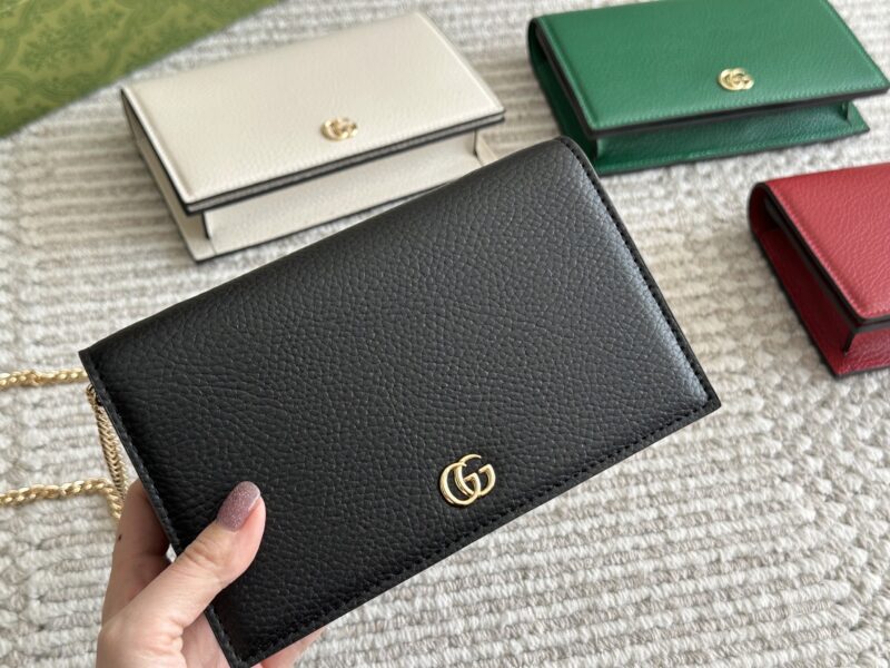 9152f4dc13.jpg 200 boxes
size:20*14cm
GG cowhide mini chain bag
Equipped with chains ??
Another cute little one!
