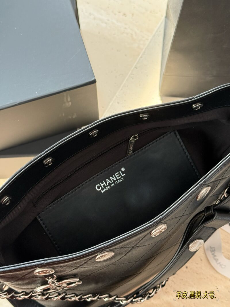 916238d695.jpg 310 290 sheepskin box
Size: 23 * 26cm (large)
19 * 21cm (small)
Xiaoxiangjia 25P black silver hobo water bucket wrapped tightly!
The shoulder straps are wide enough, they won't slip on the shoulders!
Length adjustment can also be done diagonally!
A r...