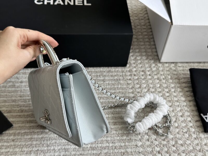 9173cafdee.jpg 230 boxes (caviar cowhide ma)
size:20*13cm
Xiaoxiang Family Wealth Bag
New controller
The most aesthetically pleasing WoC/metal handle
You must arrange for yourself
The latest model of 25ss!